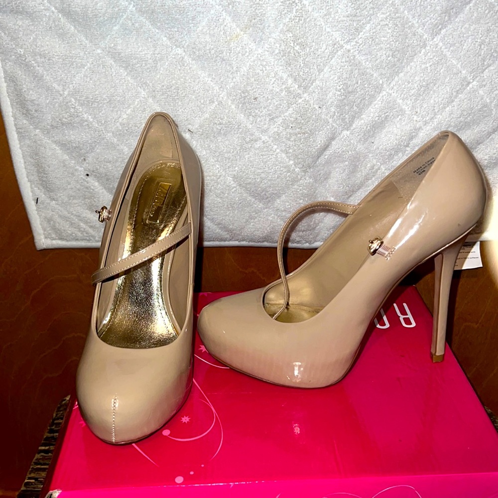 Used tan high heel shoe